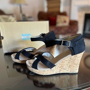 Tom’s black wedges